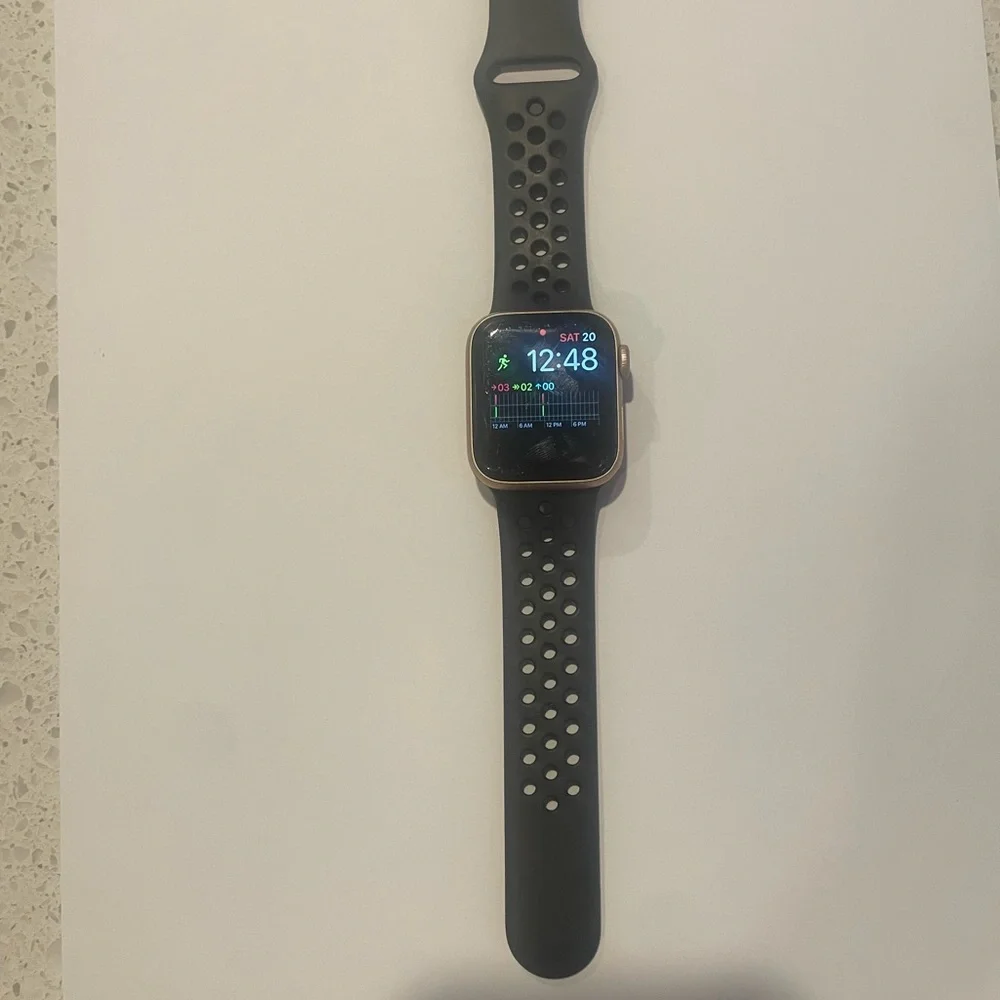 Apple Watch Series 4 40mm 16 GB Rose Gold w/ Black Nike Sports Band